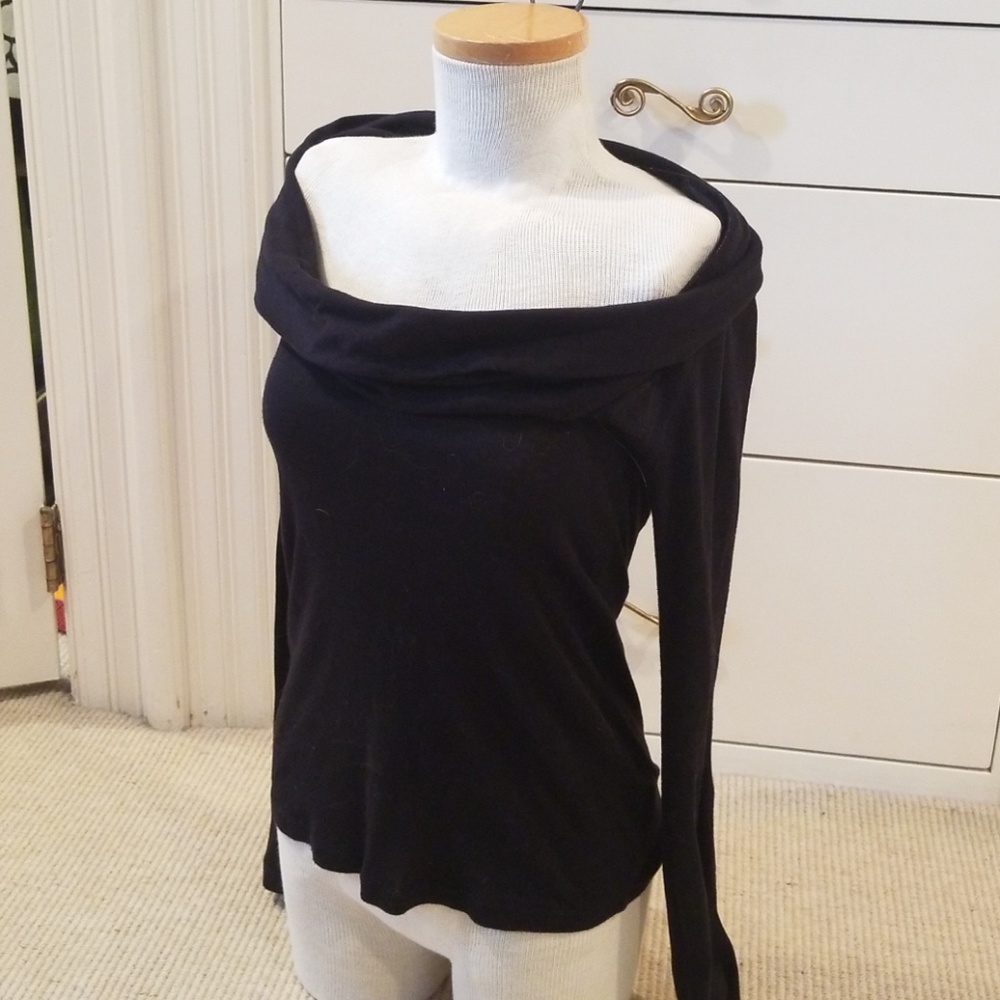 Longsleeve off the shoulder tee